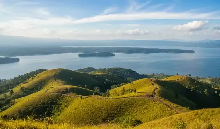 Bukit Holbung Samosir: Negeri di Atas Awan Danau Toba