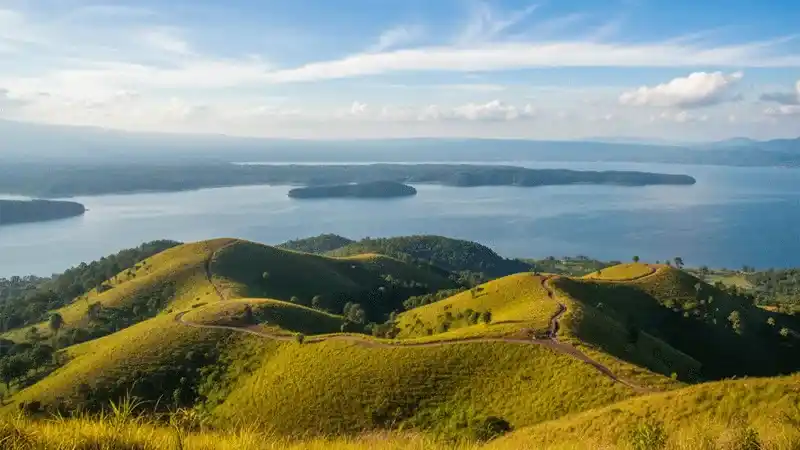 Bukit Holbung Samosir: Negeri di Atas Awan Danau Toba